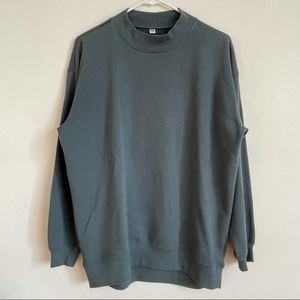 UNIQLO vintage-inspired crewneck 🗣